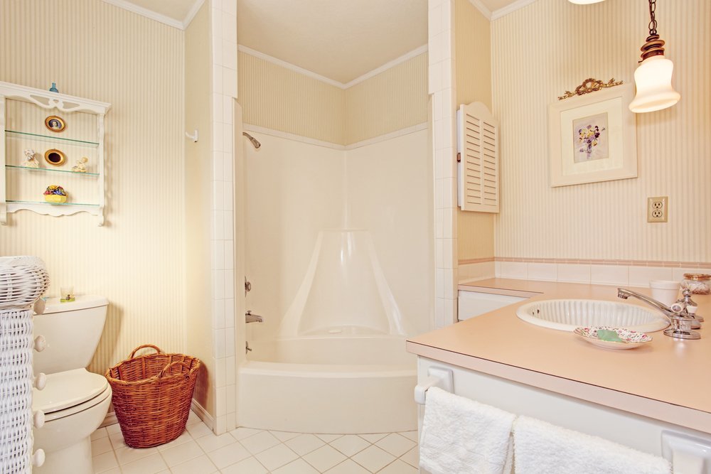 Een badkamer met glasweefselbehang als wandbekleding.