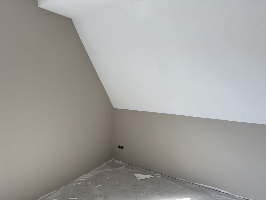 Zolderkamer met een schuine wand en een afgedekte vloer